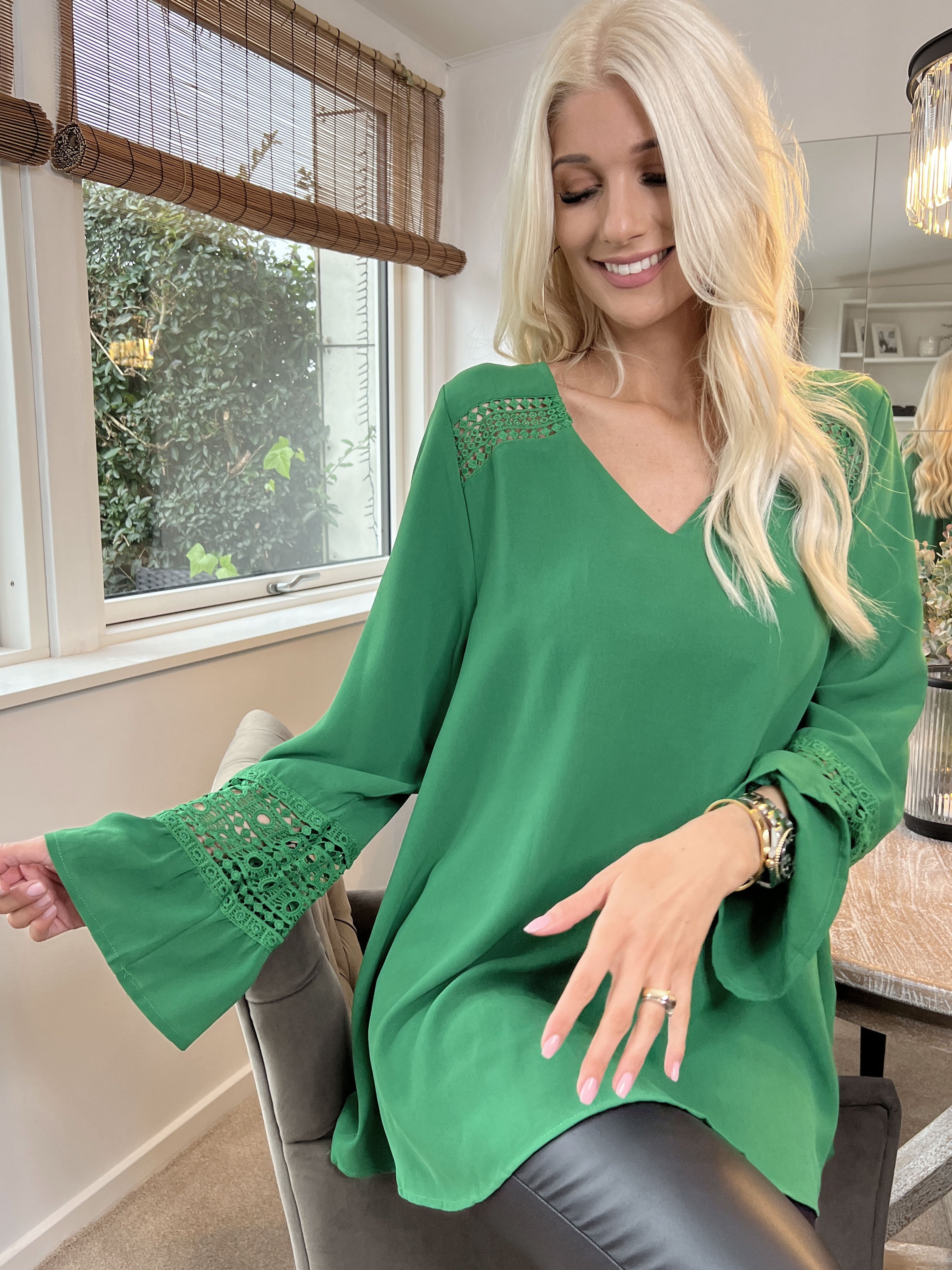 Nelia - Sød tunika detaljeret med broderinger